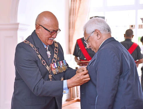 President Konrote presents medal to Robin Mitchell