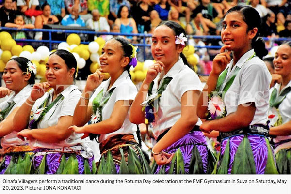 Oinafa dancers