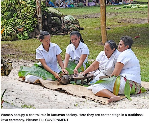 Rotuman women mixing kava