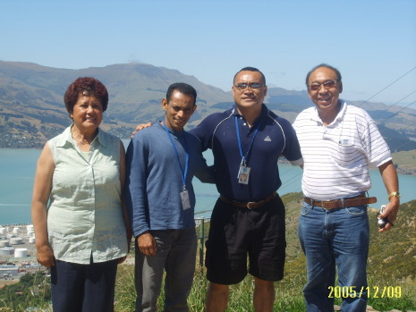 SYLVIA,MAROOF,IRAVA,PATRICK on the mountains sight seeing tour -- LITTLETON TOWN in the background.JPG